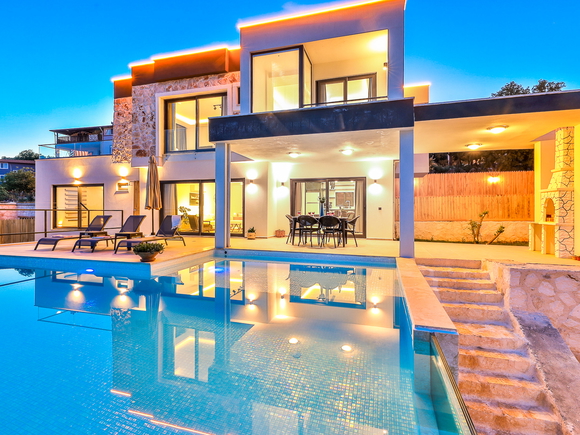 Villa Lives